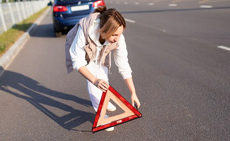 Triángulo de preseñalización de los vehículos: ¿Cómo funciona? 3 triangulo de presenalizacion de los vehiculos cuadrada 1 | Total Renting