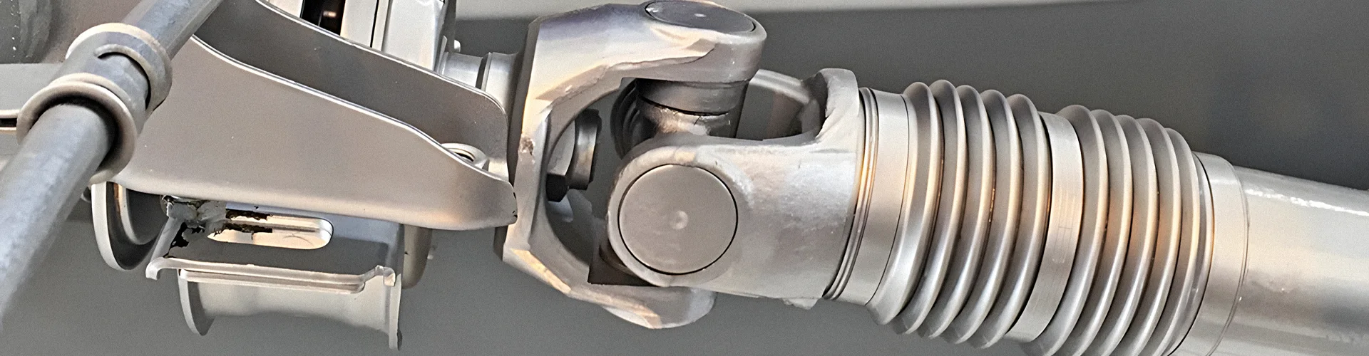 Transmisión por cardán: funcionamiento, mantenimiento y ventajas