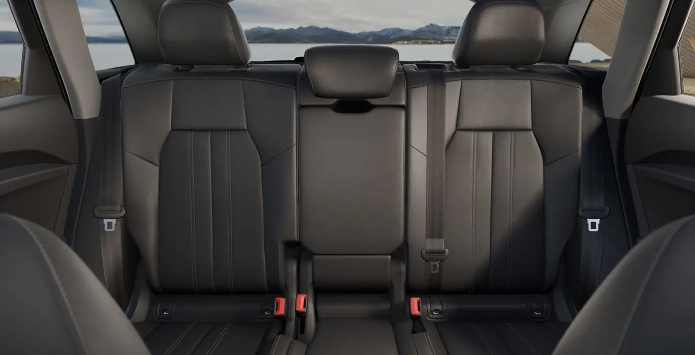 AUDI-Q5-Advanced-e-hybrid-quattro-220kW-S-tronic-interior-trasera.webp