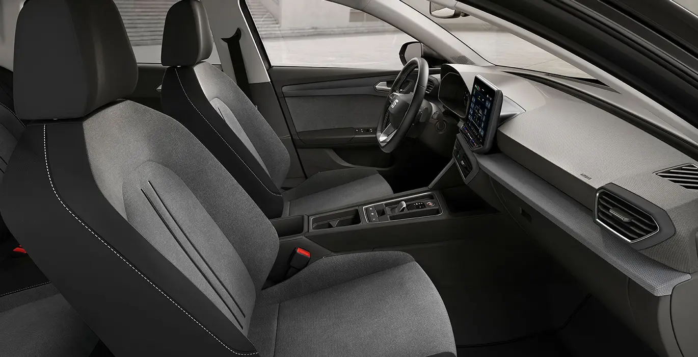 Seat-Leon-1.5-eTSI-115CV-DSG-Style-XL-sin-fondo-principal-interior-delantera-II.webp