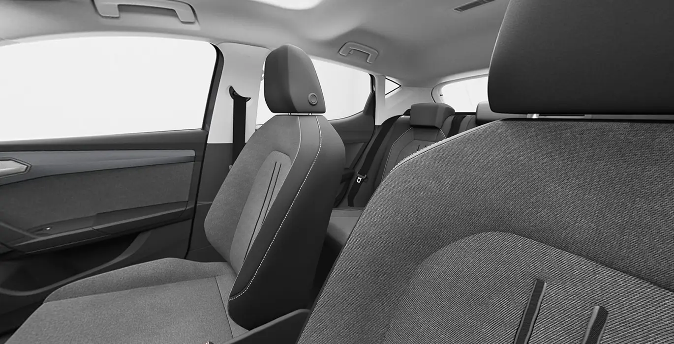 Seat-Leon-1.5-eTSI-115CV-DSG-Style-XL-sin-fondo-principal-interior-trasera.webp