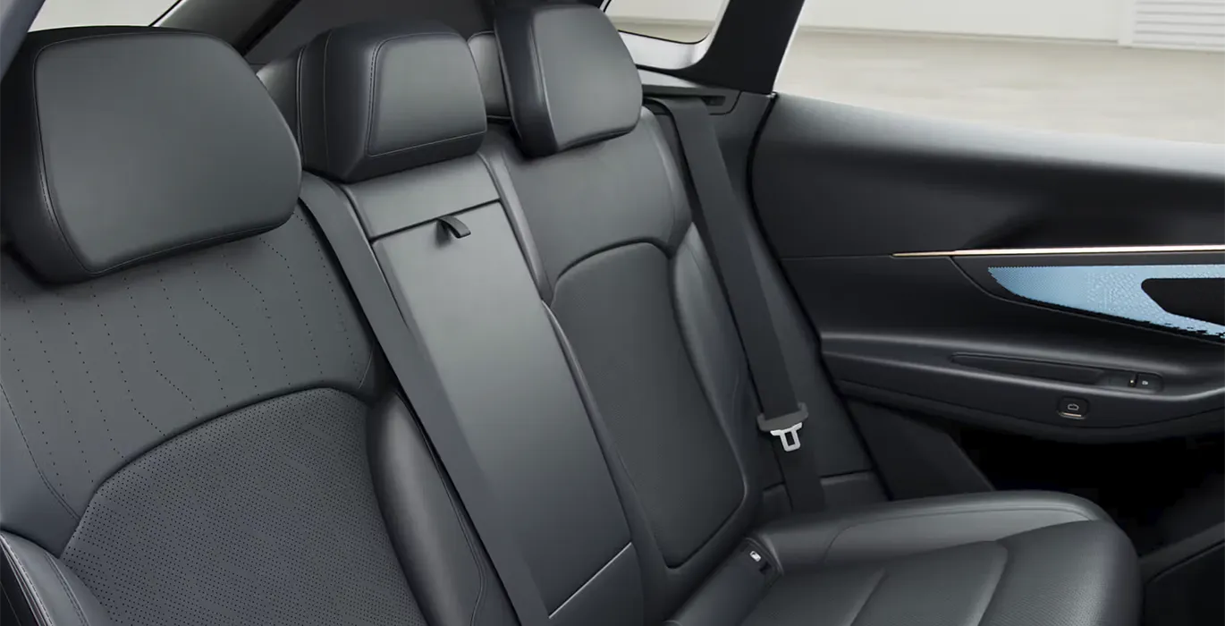 Lynk &amp; Co 08 1.5 PHEV Core interior trasera